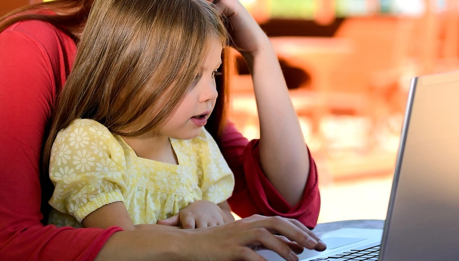 Niña pequeña aprendiendo programación